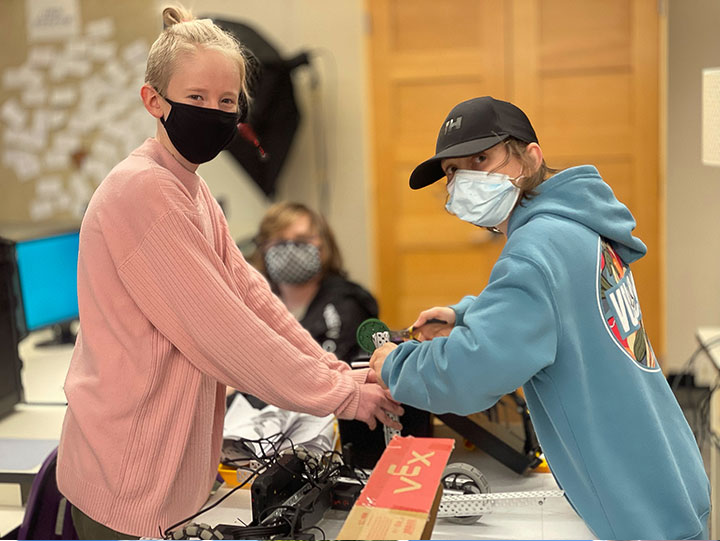 Everun sponsors the Gulf Islands Secondary School Robotics team